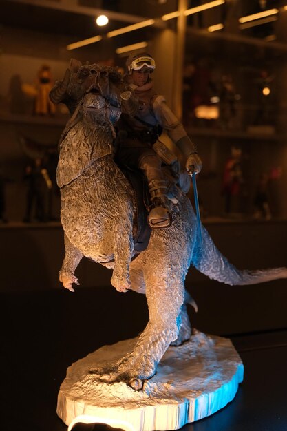 una estatua de un camello está en exhibición con un hombre montando un camello