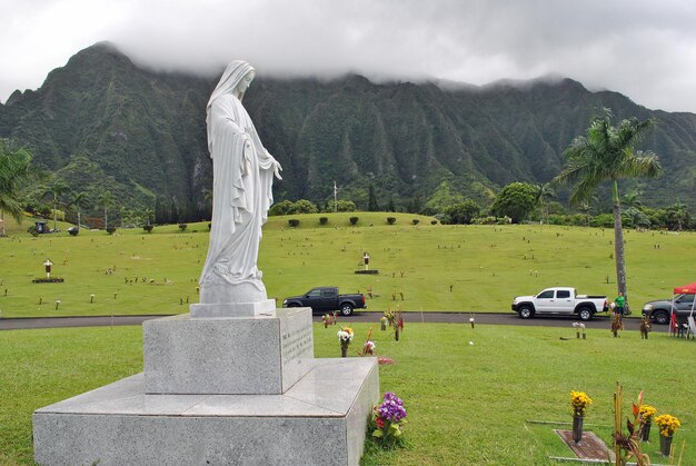 Foto estatua en el campo contra el cielo