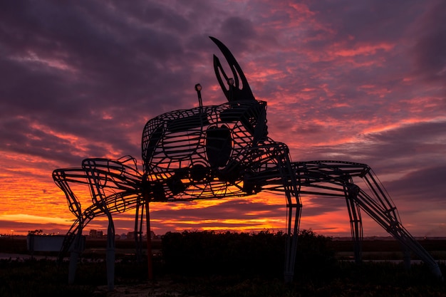 Estatua de cangrejo en la puesta del sol