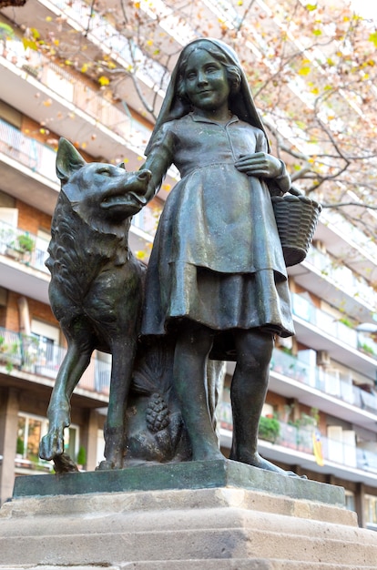 Estatua de la Caperucita Roja en Barcelona España