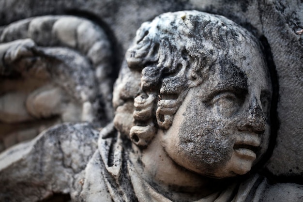 Estatua de cara de mármol de la antigua Grecia