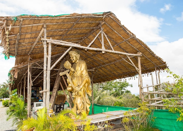 Foto estatua cerca del monumento al gran buda phuket tailandia estatuas de estilo tailandés actuando como wai o sawasdee