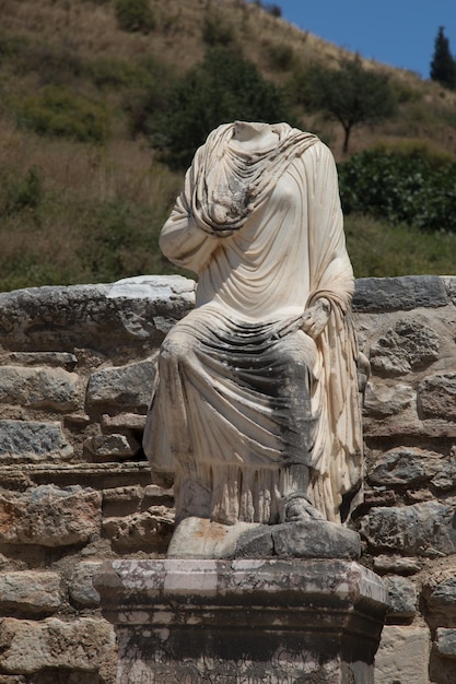 Estatua en la ciudad antigua de Éfeso