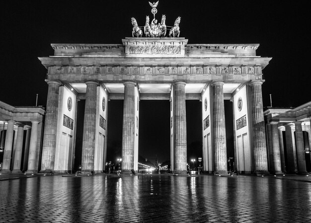 Foto estatua en la ciudad por la noche