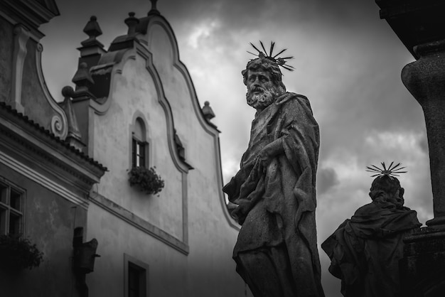 Estatua en la columna de la peste en Cesky Krumlov, República Checa