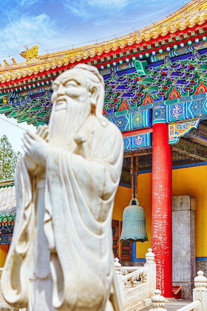 Estatua de Confucio, el gran filósofo chino en el Templo de Confucio en Beijing.China.Focus en el fondo.