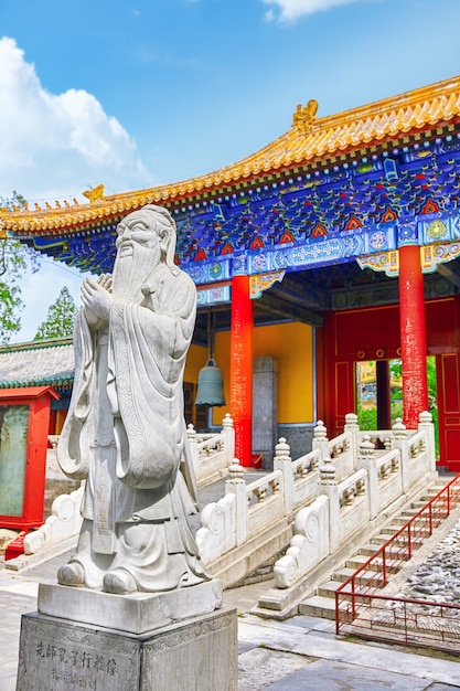 Estatua de Confucio, el gran filósofo chino en el Templo de Confucio en Beijing.China.