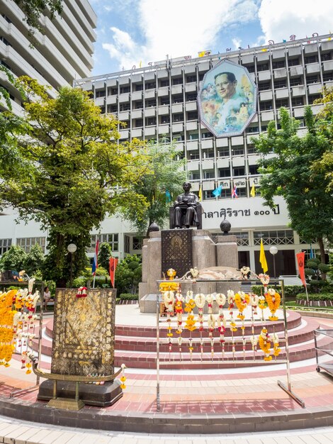 Foto estatua conmemorativa del príncipe songkhla en el centro del hospital siriraj bangkok thailand