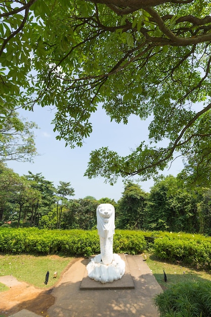 Foto estatua contra los árboles y el cielo