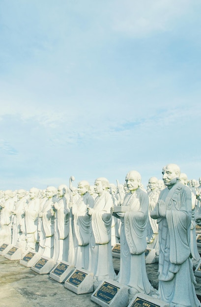 Foto estatua contra el cielo