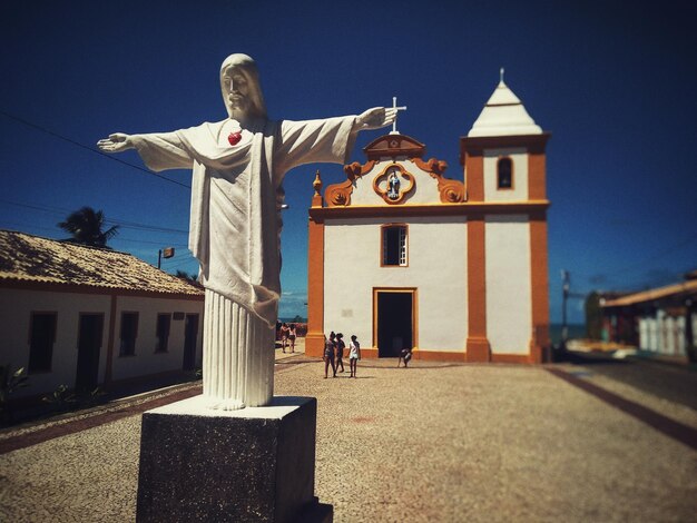 Foto estatua contra el edificio y el cielo