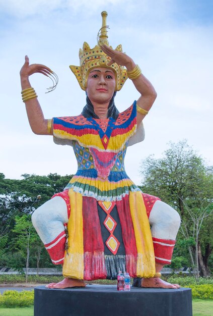 Estátua contra o céu