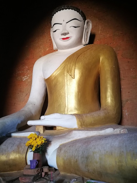 Foto estátua contra o templo