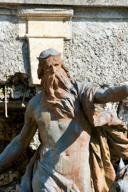 Estatua contra la pared