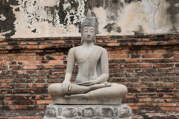 Estatua contra la pared