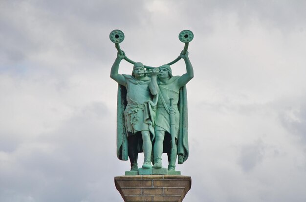 Foto estatua de los cornos cuadrados del ayuntamiento de copenhague