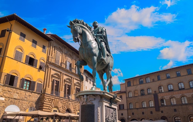 La estatua de Cosme I de Medici en la Piazza della Signoria en Florencia, Italia.