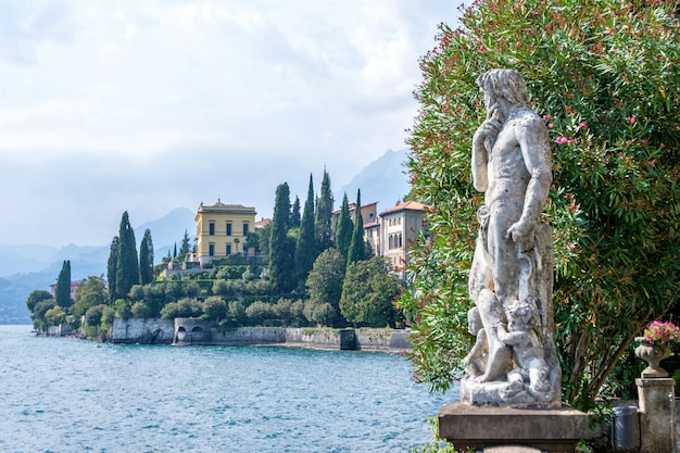 Estátua, costa, lago