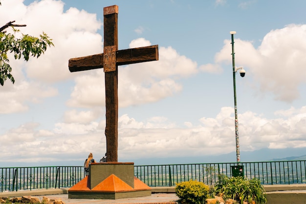 Estatua de Cristo en la cima de la colina Cerro San Bernardo Salta Argentina