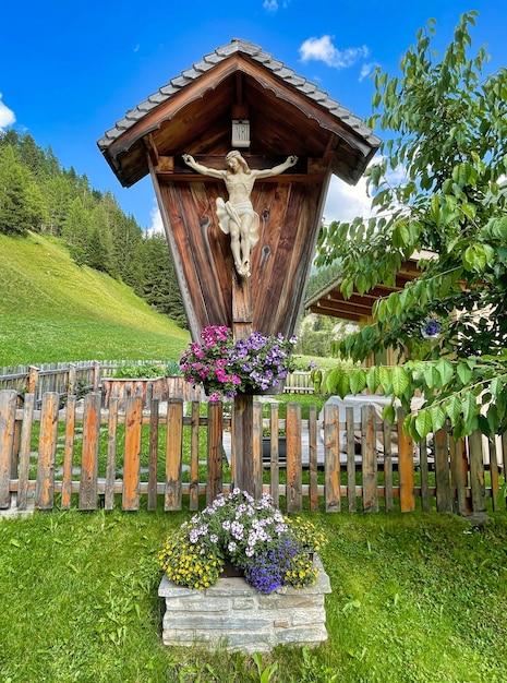 Estatua de cristo en pequeña capilla de madera