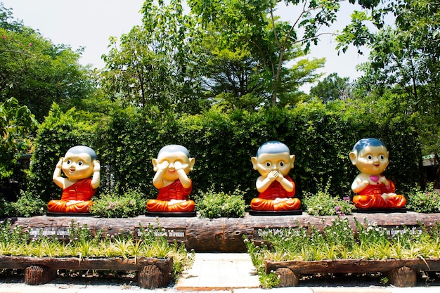 La estatua de cuatro novicios sabios para los tailandeses y los viajeros extranjeros visitan los viajes en el parque jardín del templo Wat Don Khanak en la ciudad de Nakhonpathom el 18 de mayo de 2023 en Nakhon Pathom Tailandia