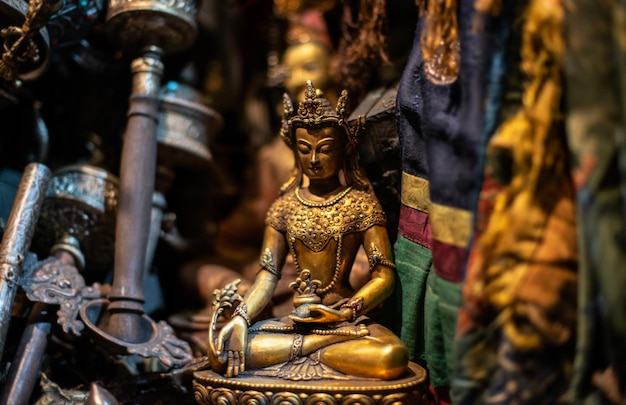 Estátua da Buda na loja tibetana antiga