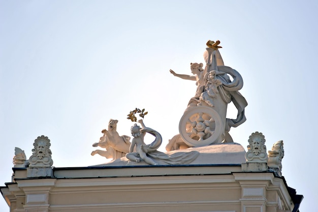 Estátua da deusa grega Melpomene patrona da arte sobre a fachada da Opera House em Odessa