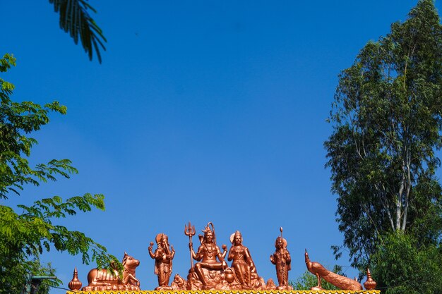 Estátua da família do deus indiano Shiva com céu