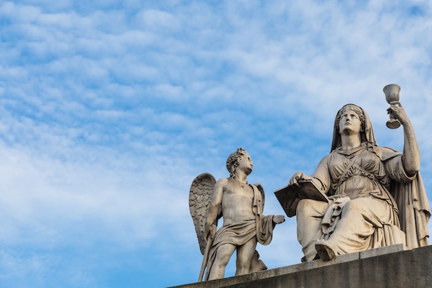 Estátua da Fé com o Santo Graal - localizada em frente à Igreja Gran Madre