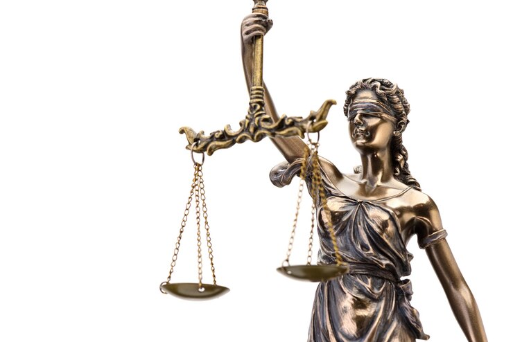 Foto estátua da justiça isolada no fundo branco