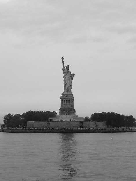 Foto estátua da liberdade contra o céu nublado