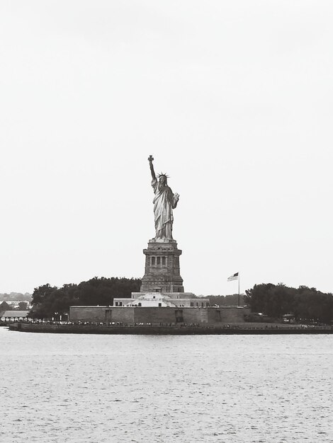 Estátua da Liberdade contra o céu