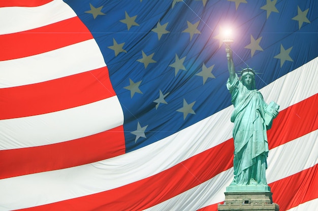 Estátua da Liberdade no fundo da bandeira americana