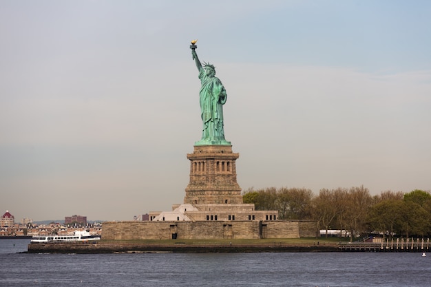 Estátua da liberdade no início da manhã