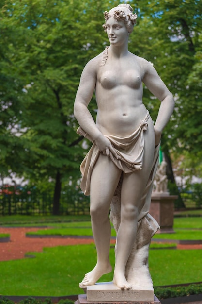 Foto estátua da musa euterpe no jardim de verão são petersburgo rússia