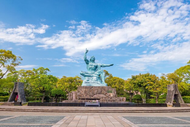 Foto estátua da paz no parque da paz de nagasaki, no japão