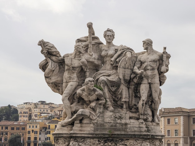 Estátua da ponte Sant'Angelo durante o dia ensolarado em Roma, Itália