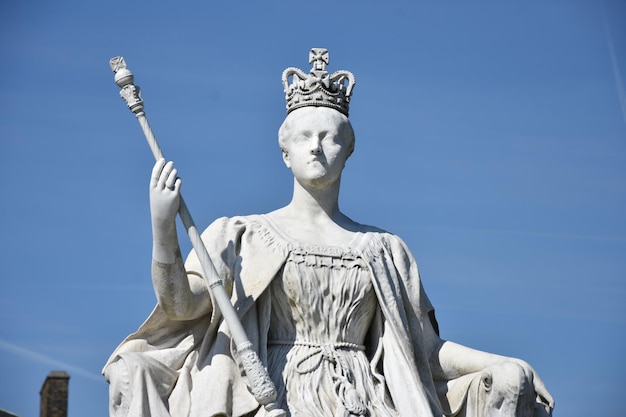 Estátua da Rainha Vitória no Palácio de Kensington em Londres