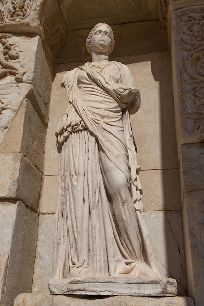 Estátua da sabedoria de Sophia na cidade antiga de Éfeso