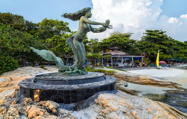 Estátua da sereia e crianças na praia sai kaew na ilha samed