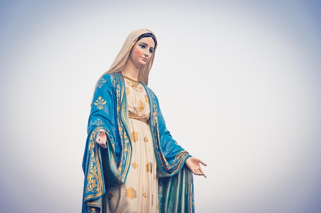 Foto estátua da virgem maria contra o céu limpo
