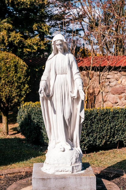 estátua da Virgem Maria na igreja católica cristã religião cristianismo catolicismo conceito alto