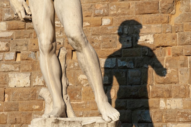 La estatua del David de Miguel Ángel proyecta su sombra en una calle de Florencia Italia