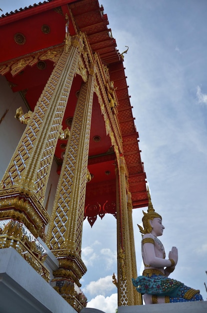 Estátua de anjo ou divindade em ubosot antigo para viajantes tailandeses visitam respeito orando e abençoando adoração sagrada no mosteiro real do templo Wat Bang Phai em Bangbuathong em Nonthaburi Tailândia