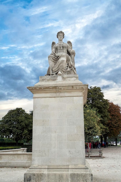 Estátua de anjo perto do arco do triunfo na place sorbonne university, paris.