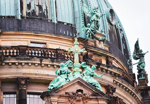 Estátua de anjos na Catedral Berliner Dom em Berlim, Alemanha