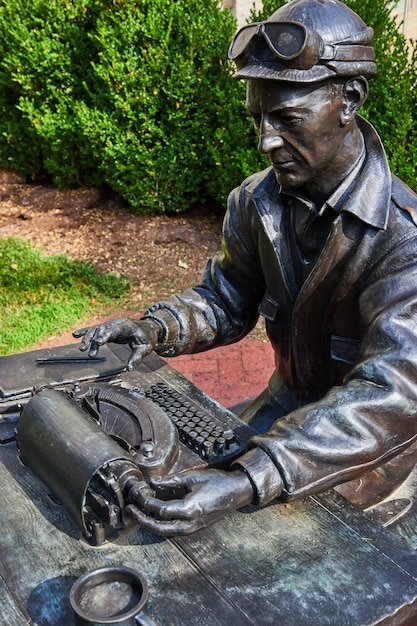 Estátua de arte exterior da Universidade de Indiana representando uma pessoa na máquina de escrever