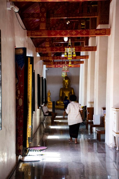 Estátua de atitude reclinada do Buda antigo do templo Wat Pa Mok Worawihan para viajantes tailandeses que viajam visitam respeito orando bênção desejo adoração sagrada de mistério em 6 de junho de 2023 em Ang Thong, Tailândia