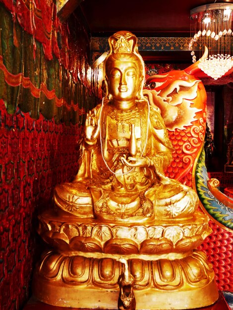 Estátua de bodhisattva Guanyin no santuário chinês da princesa Lady Soi Dok Mak Betel Nut Blossom uma deusa local para pessoas que rezam no templo Wat Phanan Choeng em Ayutthaya Tailândia