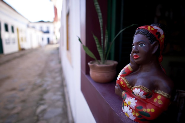 Foto estátua de brasileiro contra edifício